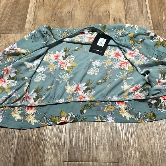 Floral Green Surplice Top - Picture 12 of 13